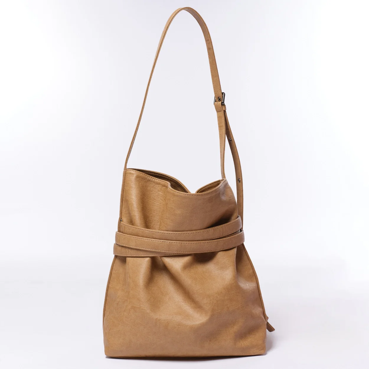 belt bucket bag M brushed brown sugar - Image 3