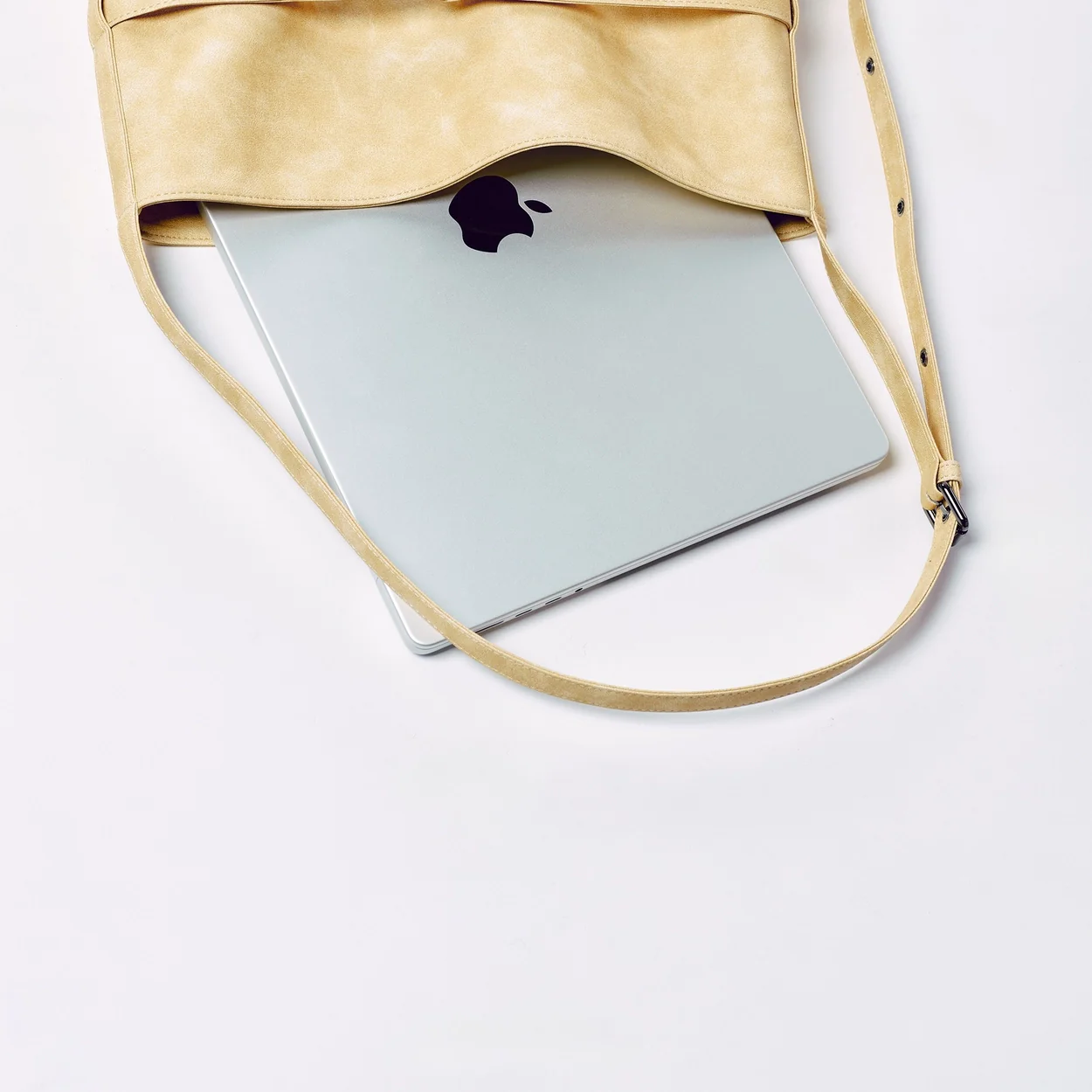 belt bucket bag M brushed pink - Image 6