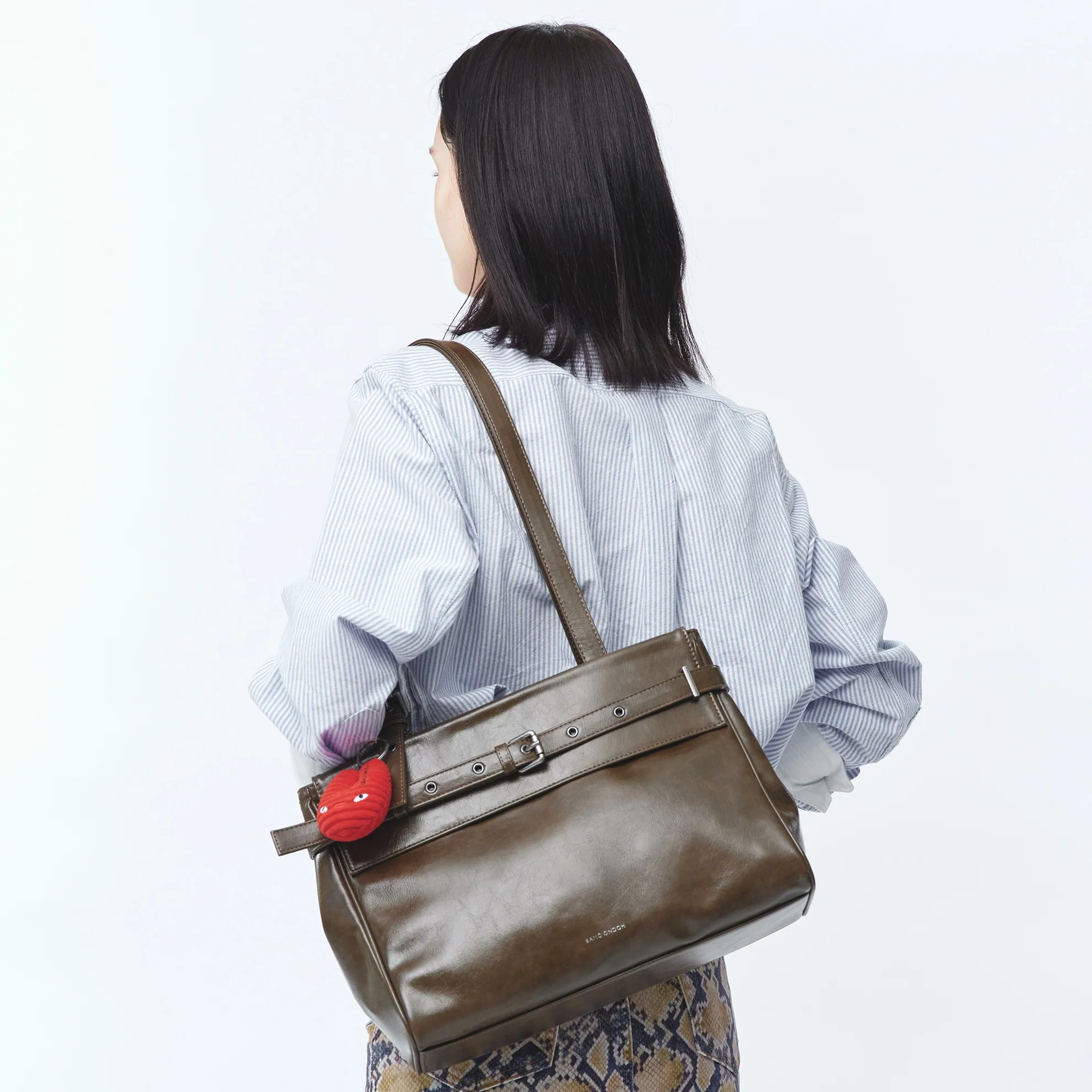 belt flap bag M vampire coffeemilk - Image 7